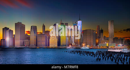 Die wunderschöne Skyline von Manhattan bei Sonnenuntergang fotografiert von über den East River nach Brooklyn Bridge Park. Stockfoto