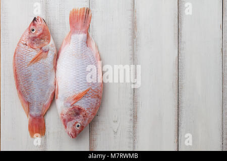 Geschälte rote Tilapia auf weißen Brettern Stockfoto