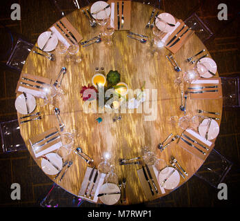 Einen Überblick über einen Bankettsaal Table Setup. Stockfoto