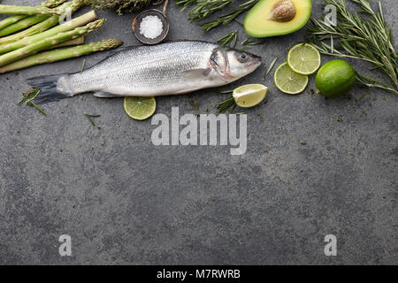 Frische rohe Wolfsbarsch und Zutaten zum Kochen Stockfoto