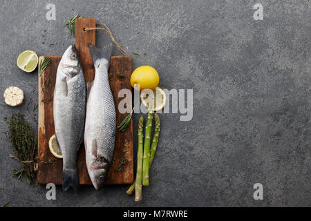 Frische rohe Wolfsbarsch und Zutaten zum Kochen Stockfoto