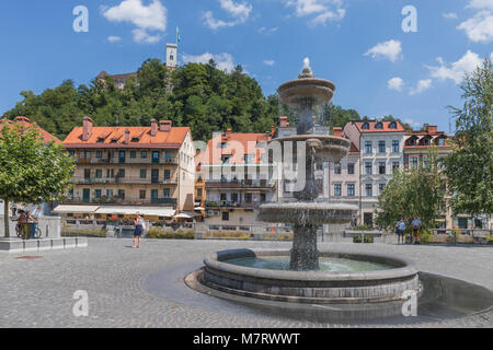 Brunnen am Neuen Platz (Novi trg) und die Burg von Ljubljana im Hintergrund - Ljubljana, Slowenien Stockfoto