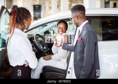 Afrikanische Frau durch neue Auto überrascht, Geschenk für meine schöne Frau  Stockfotografie - Alamy