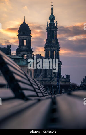 Der kreuzkirche der Heilig-Kreuz-Kirche in Dresden, der Evangelischen Kirche in Deutschland bei Sonnenuntergang. Stockfoto