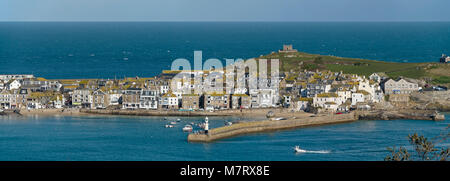 Panoramablick auf die Cornish Stadt am Meer und Hafen von St. Ives in Cornwall, England, Großbritannien Stockfoto