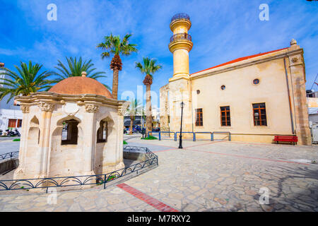 Türkische alte Moschee und Brunnen in der Stadt Ierapetra auf der Insel Kreta, Griechenland Stockfoto