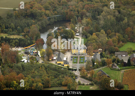 Luftaufnahme, Freizeitpark Schloss Beck im goldenen Oktober, Kirchhellen, Bottrop, Ruhrgebiet, Nordrhein-Westfalen, Deutschland, Europa, Vögel-Augen-blick, Antenne v Stockfoto