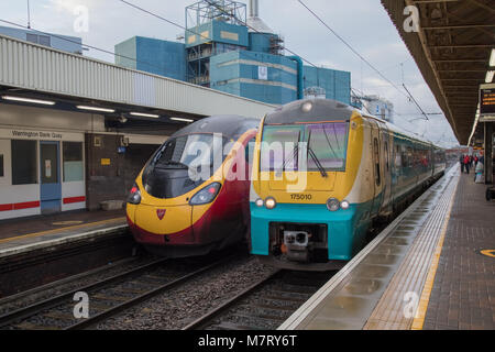 Zwei verschiedene generation Alstom hergestellt Züge in Warrington Bank Quay. Auf der linken Seite ist eine Klasse 390 Pendolino WWU und auf der rechten Seite eine Klasse 175 DMU Stockfoto