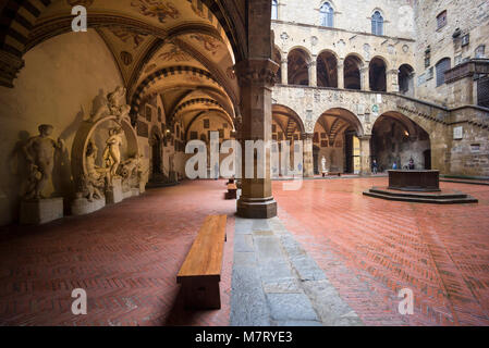 Florenz. Italien. Innenhof des Museo Nazionale del Bargello. (Bargello Nationalmuseum) Stockfoto