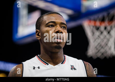 Cincinnati G Gary Clark schreitet die Grundlinie bei einem Timeout in der American Athletic Conference Championship Game 2018 an der Amway Center in Orlando. Stockfoto