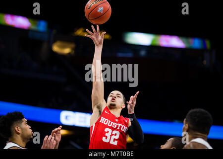 Houston G Rob Grau schießt einen Korb inmitten mehrerer Cincinnati Verteidiger während der 2018 American Athletic Conference Meisterschaft an die Amway Center. Stockfoto