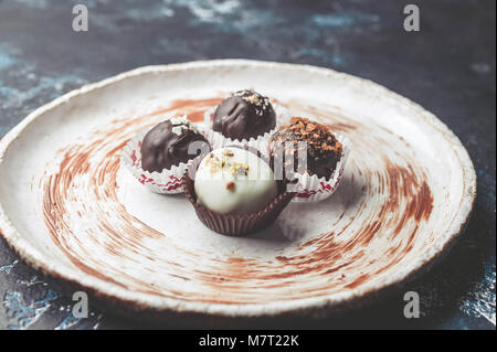 Handgefertigte Pralinen mit Käse Füllung. Weiß und klassischen dunkler Schokolade. clouse bis Stockfoto
