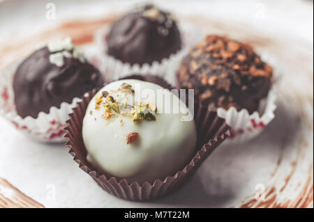 Handgefertigte Pralinen mit Käse Füllung. Weiß und klassischen dunkler Schokolade. clouse bis Stockfoto