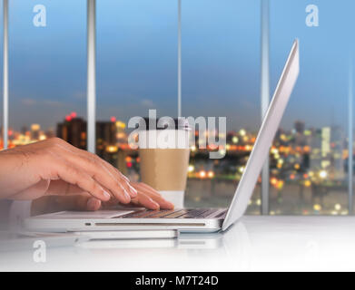 Unternehmer Arbeiten am Laptop im Büro Arbeitsplatz mit Mobile Smartphone und Kaffee auf Office Tabelle Stockfoto
