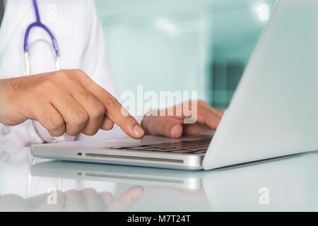 Gesundheitswesen und Medizin, Arzt mit Stethoskop und Laptop auf dem Schreibtisch Stockfoto