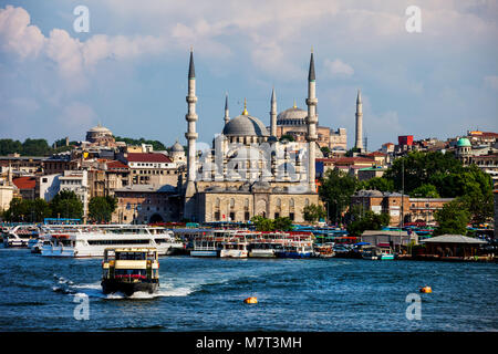 Türkei, Istanbul, die Skyline der Stadt mit der Neuen Moschee aus dem Goldenen Horn gesehen, Eminonu Bezirk Stockfoto