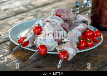 Schmackhafte Fleisch Shish Kebab liegt auf dem Tisch, rohes Fleisch Stockfoto