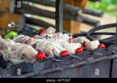 Spieß mit mariniertem Fleisch auf dem Grill beim Frittieren Stockfoto