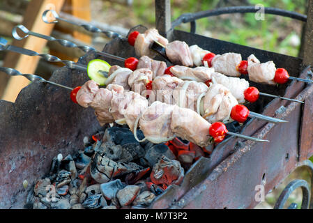 Brazier mit Kohlen und Spieße mit Shish Kebab während des Kochens Stockfoto