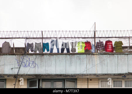 SAIGON, VIETNAM, Dec 13 2017, die Wäsche ist auf dem Dach hinter Stacheldraht getrocknet. Stockfoto