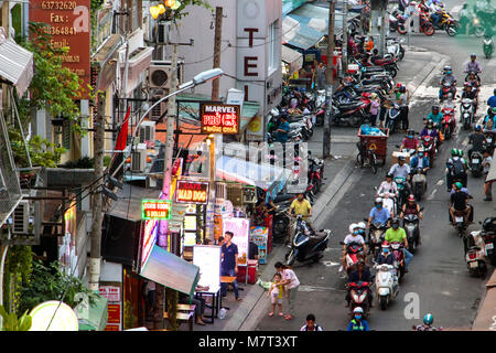 SAIGON, VIETNAM, Dec 13 2017, den Verkehr in den Straßen von Saigon Stadt. Leben in Abend Ho Chi Minh Stadt. Stockfoto