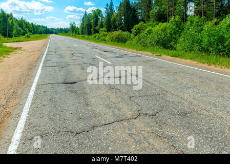 Außerhalb der Stadt Leer Autobahn mit Löcher und Flecken von Asphalt Stockfoto