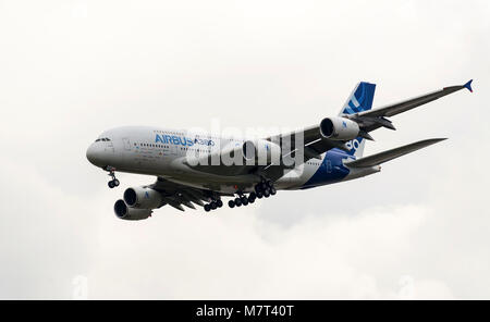 Airbus Industrie A380 modernen Verkehrsflugzeugs, die für eine Demo Flug in Schukowski bei der MAKS-2013 Airshow. Stockfoto