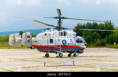 Ministerium für Notfallsituationen Russlands Kamov Ka-32 Hubschrauber wird für den Start vorbereitet Stockfoto