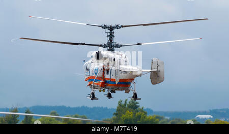 Ministerium für Notfallsituationen Russlands Kamov Ka-32 Hubschrauber wird für den Start vorbereitet Stockfoto