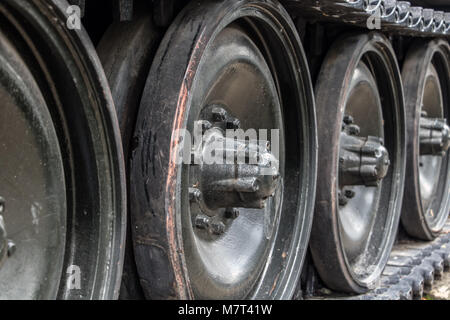 Eine Nahaufnahme der Spuren eines alten Tank. Der Teil des Tanks mit einem großen Gummierte Walzen. Stockfoto