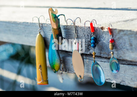 Kugeln und Haken für Fischerei close-up auf einem hölzernen Pier Stockfoto