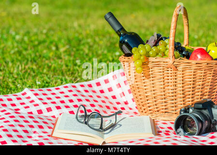 Objekte auf einem grünen Rasen - ein Picknick, eine romantische Begegnung in der Natur Stockfoto