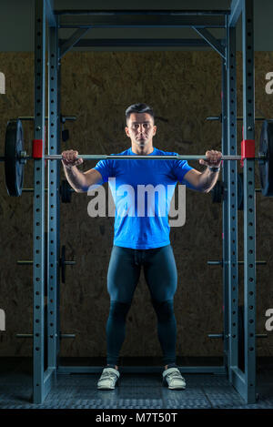 Portrait einer jungen starken Athleten an der Turnhalle in der Turnhalle mit einem barbell Stockfoto