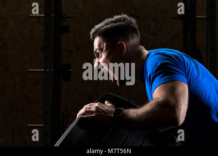 Schreien Sportler, Bodybuilder hebt ein schwer schweres Rad, Nahaufnahme portrait Stockfoto