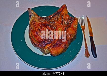 Lecker und das goldene Stück gegrilltes Fleisch am Teller Stockfoto