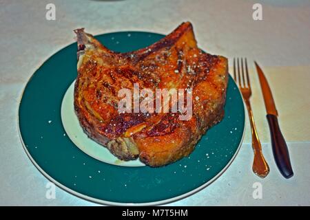 Lecker und das goldene Stück gegrilltes Fleisch am Teller Stockfoto