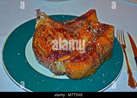 Lecker und das goldene Stück gegrilltes Fleisch am Teller Stockfoto