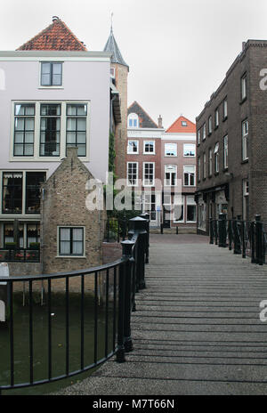 Niederlande, Südholland, Dordrecht, Juni 2016: Brücke an der Pottenkade Stockfoto