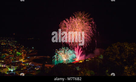 Schöne und pyrotechnische Feuerwerke in Recco, Italien / Feuerwerk in Recco, Genua, Italien Stockfoto