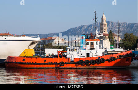 Schleppern in den Hafen von Split, Dalmatien, Kroatien/Tugboat/orange-/Transport-/Hafen Stockfoto