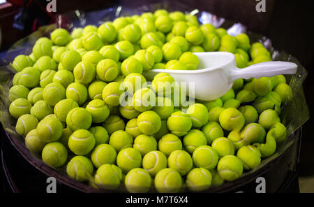 Süßigkeiten und Bonbons in Form von Tennisbälle, in einem Geschäft Stockfoto