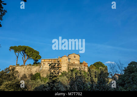 PORTOFINO, Genua, Italien, 23. Januar 2015 - Braun Schloss in Portofino, Genua, Italien/Burg/Alten/historischen / antiken Stockfoto