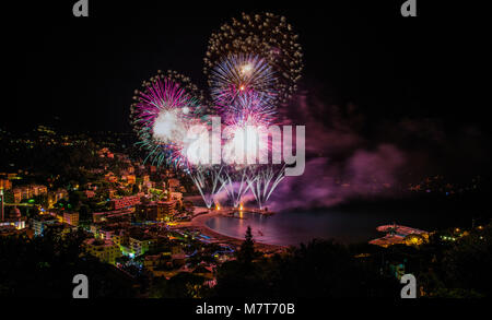 Schöne und pyrotechnische Feuerwerke in Recco, Italien / Feuerwerk in Recco, Genua, Italien Stockfoto