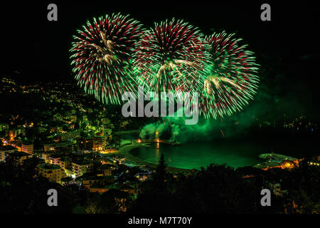 Schöne und pyrotechnische Feuerwerke in Recco, Italien / Feuerwerk in Recco, Genua, Italien Stockfoto