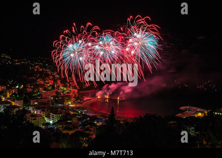 Schöne und pyrotechnische Feuerwerke in Recco, Italien / Feuerwerk in Recco, Genua, Italien Stockfoto