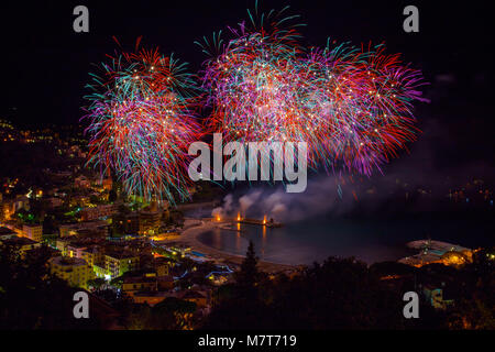 Schöne und pyrotechnische Feuerwerke in Recco, Italien / Feuerwerk in Recco, Genua, Italien Stockfoto