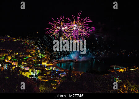 Schöne und pyrotechnische Feuerwerke in Recco, Italien / Feuerwerk in Recco, Genua, Italien Stockfoto