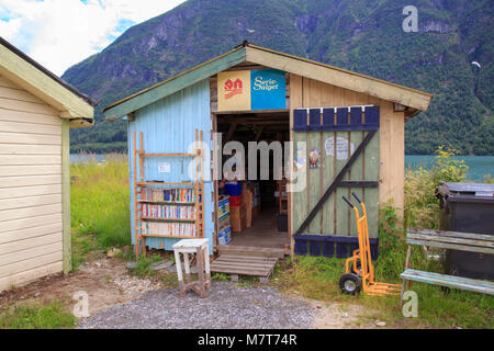 Kleine Buchhandlung in der Norwegischen booktown Fjærland, Verkauf von Second Hand Bücher und Comics Stockfoto