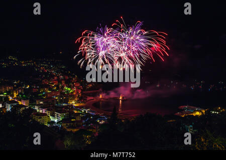 Schöne und pyrotechnische Feuerwerke in Recco, Italien / Feuerwerk in Recco, Genua, Italien Stockfoto