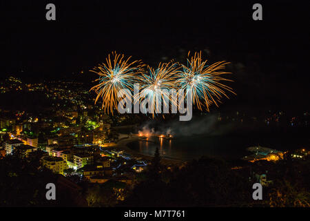 Schöne und pyrotechnische Feuerwerke in Recco, Italien / Feuerwerk in Recco, Genua, Italien Stockfoto